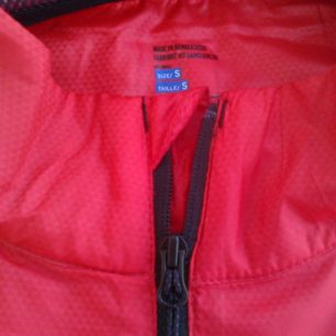 detail krytky proti poškrábání, rozepnutý zip