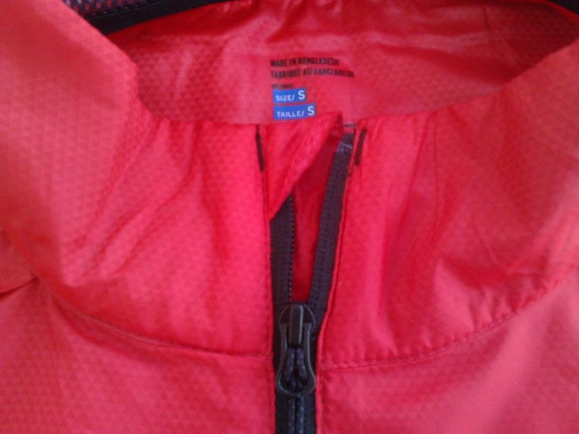 detail krytky proti poškrábání, rozepnutý zip