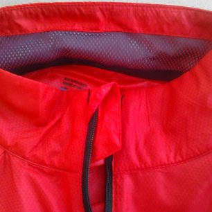 krytka proti poškrábání, do kterého se zip stále zasekával