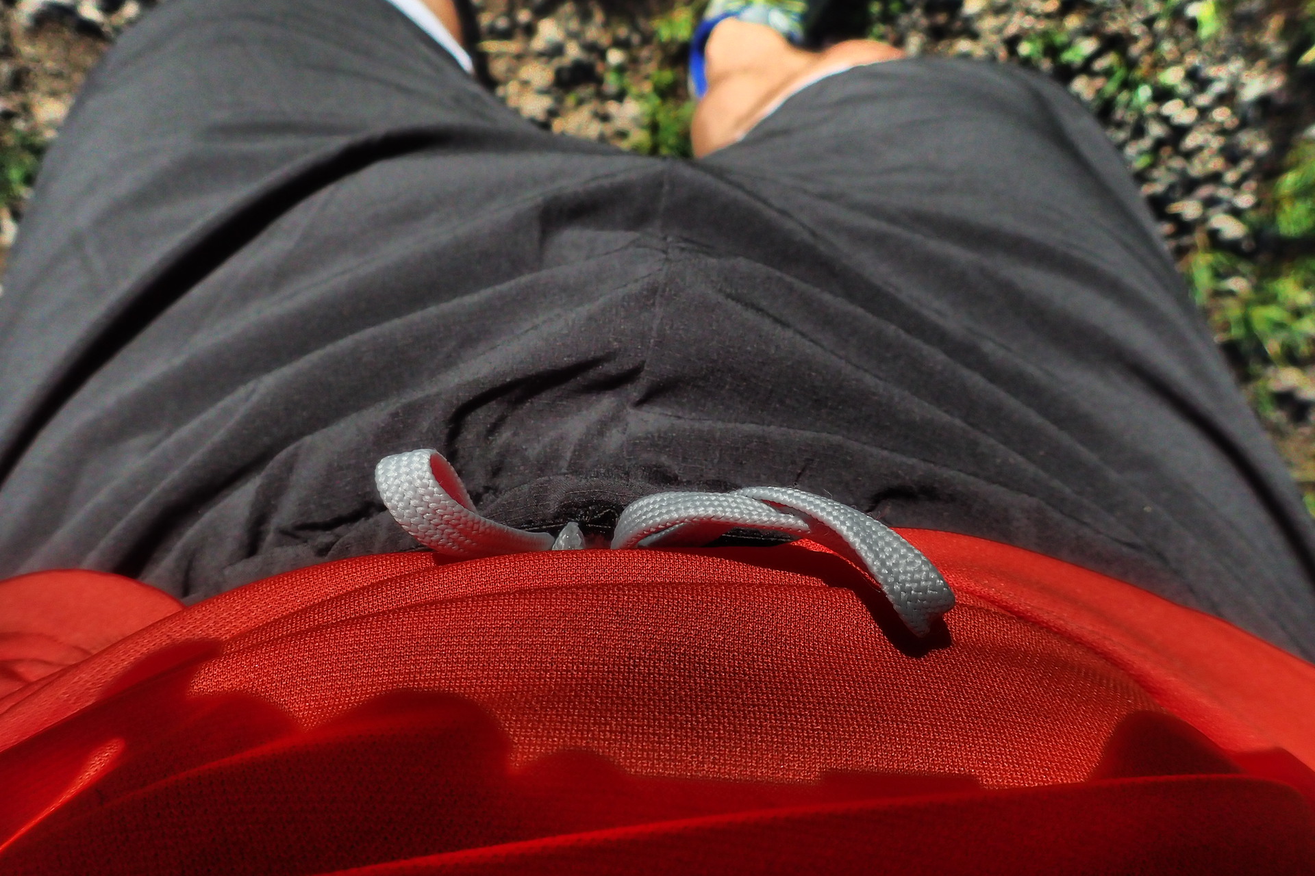 V pase RaidLight Ultralight Shorts kromě široké gumy je i stahování pomocí ploché tkanice.