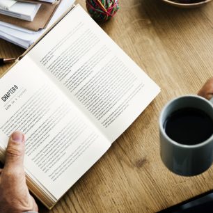 Také nedáte dopustit na lenošení s knihou v ruce?