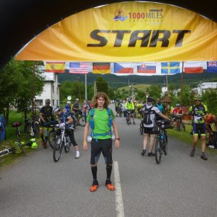 Josef Schovánek na startu závodu 1000 Miles Adventure napříč Československem.