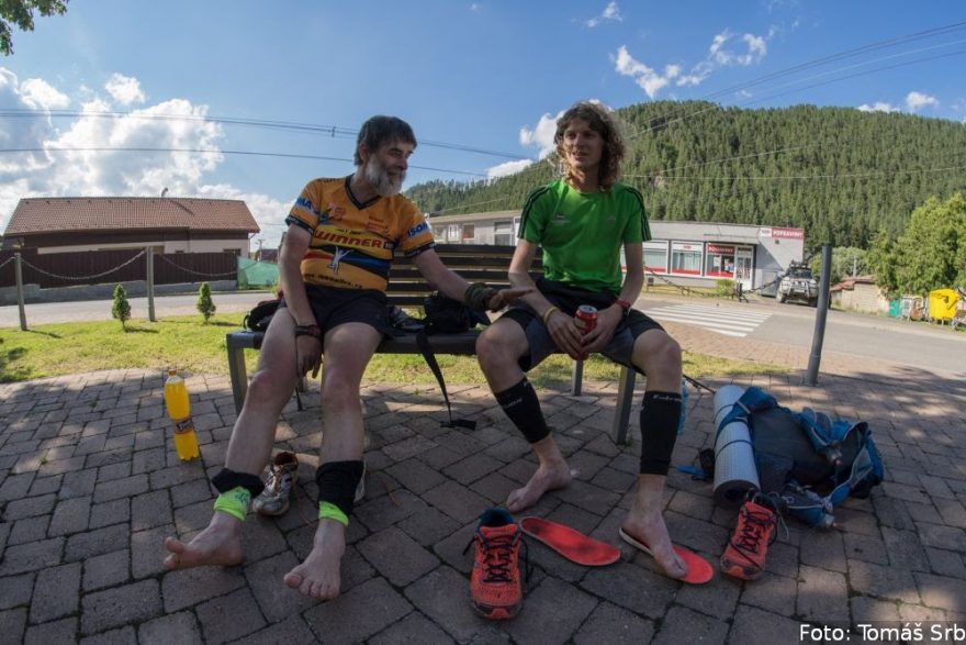 Josef Schovánek se svým souputníkem Petrem Ozogánem. Trasu 500 mil ukončili společně na 117. - 118. místě celkově, na 2. - 3. místě mezi běžci.