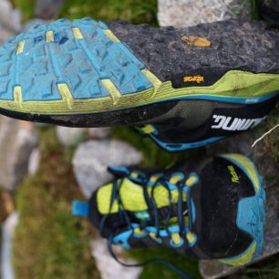Podrážka je z materiálu Vibram MegaGrip