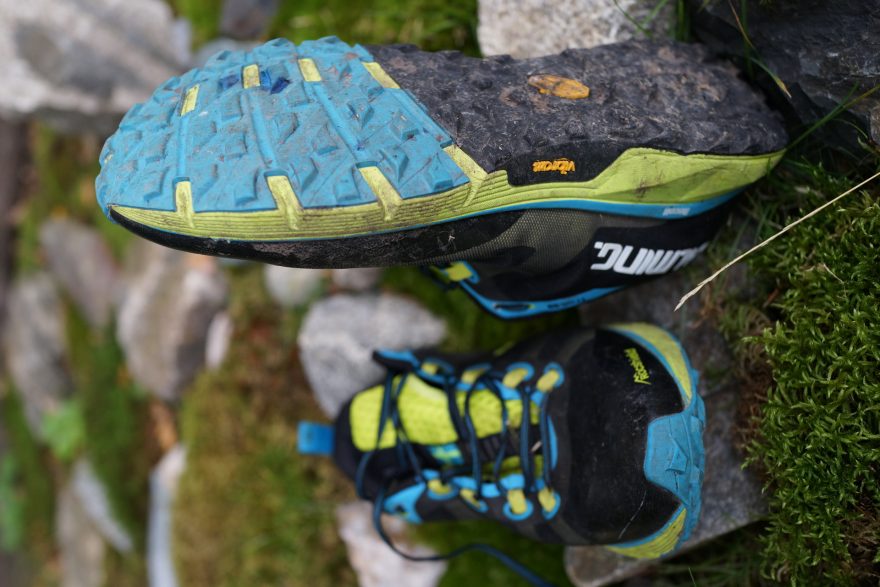 Podrážka je z materiálu Vibram MegaGrip