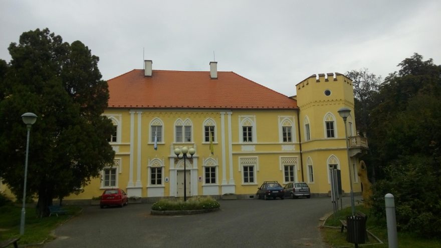 Obecní úřad a zámeček v Petrovicích