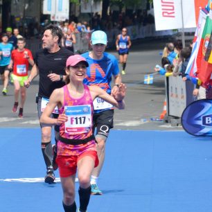 Doběh do cíle svého prvního maratonu a s úsměvem a šťastná. Květen 2017 Praha