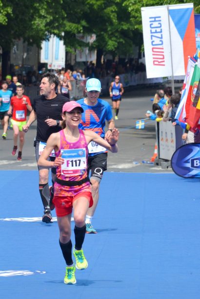 Doběh do cíle svého prvního maratonu a s úsměvem a šťastná. Květen 2017 Praha