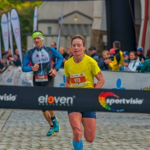 Vítězka půlmaratonu v cíli