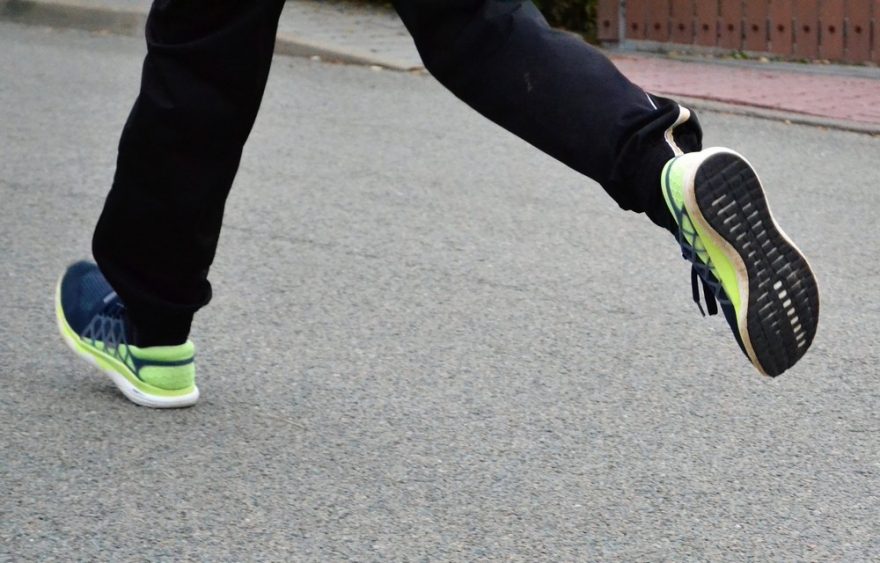 Reebok Floatride je vhodná na obejmový trénink na asfaltu pro reakreační běžce