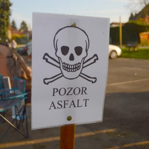 Pozor, asfalt!