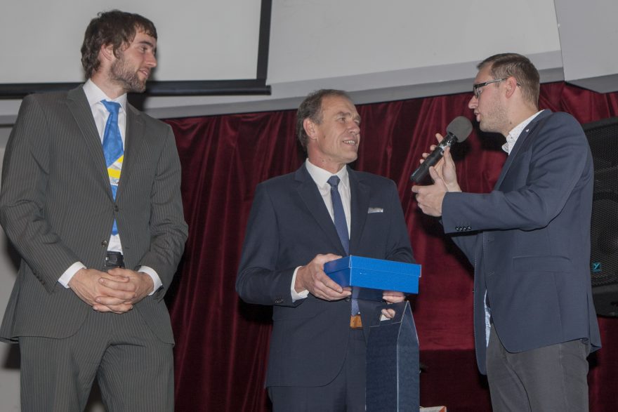 Nejlepší MTBO jezdec Kryštof Bogar (vlevo) s předsedou sekce Zbyňkem Pospíškem a moderátorem večera Petrem Kubáskem (vpravo).
