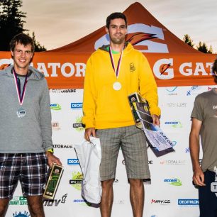 Na stupni vítězů na Trail Maniacs