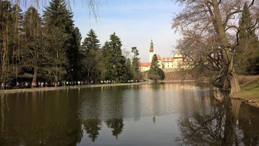 Běží se kolem Průhonického zámku