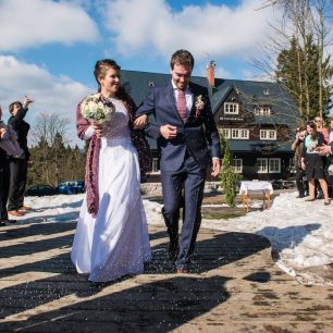 Hlavní událostí roku byla březnová svatba, kterou jsme stihli ještě na sněhu a běžkách