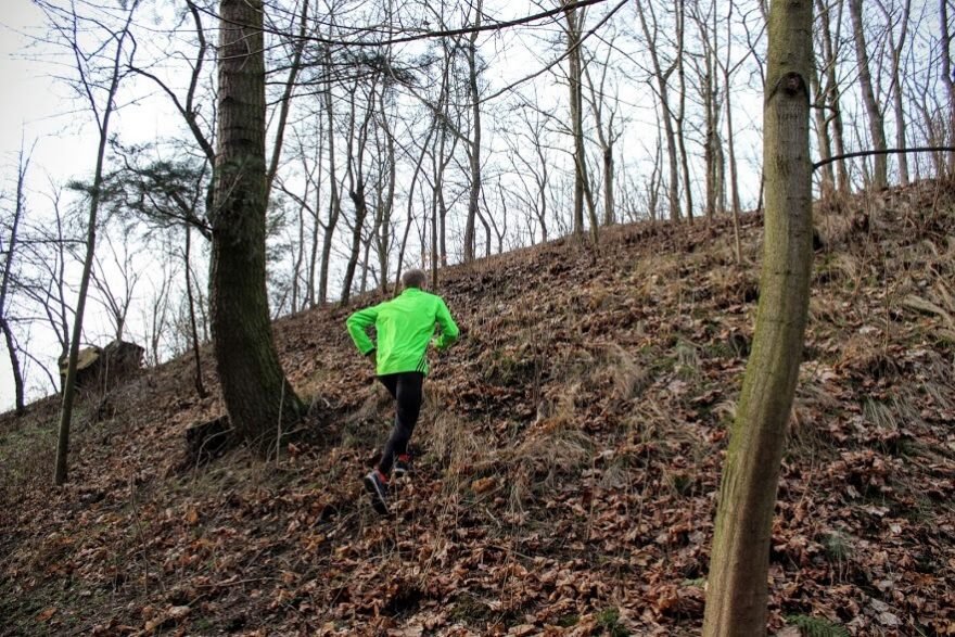 V terénu číhá mnoho kořenů a kamínků