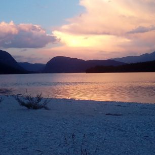 Západ slunce u jezera Bohinj