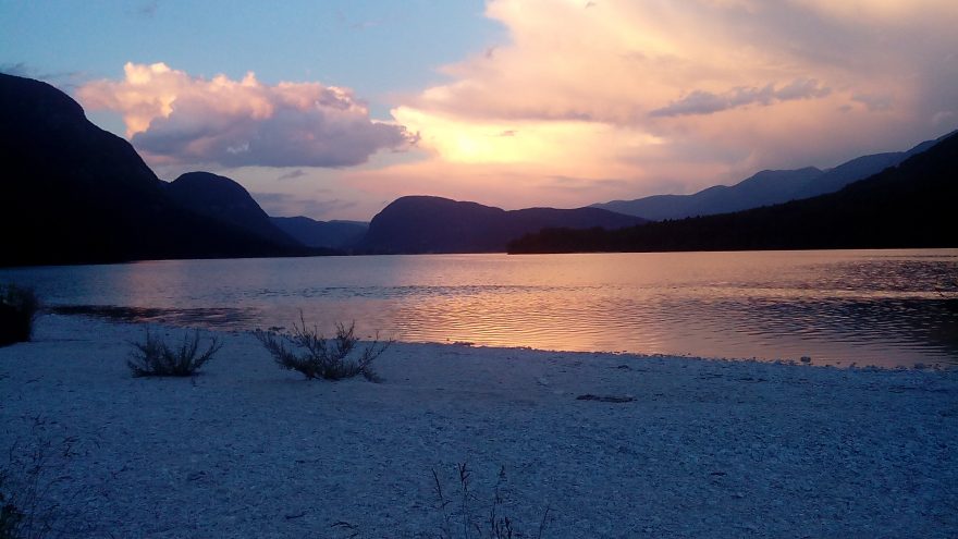 Západ slunce u jezera Bohinj