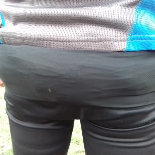 Bunda uložená v elastickém páse - pohled ze zadu