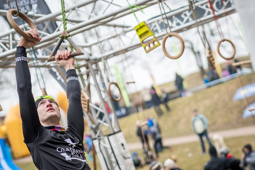 Oblíbená umělá pekážka obsahuje ručkování