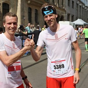 Vítěz půlmaratonu Čípa s vítězem desítky Petrem