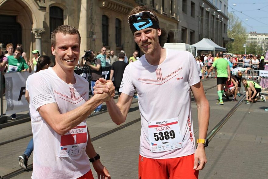 Vítěz půlmaratonu Čípa s vítězem desítky Petrem