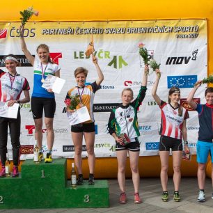 Vyhlášení výsledků na MČR ve Sprintu 2017. 1. místo Jana Knapová, 2. místo Adéla Indráková, 3. místo Tereza Janošíková, 4. místo Denisa Kosová, 5. místo Kateřina Chromá 6. místo Martina Tichovská, autor Petr Kadeřávek