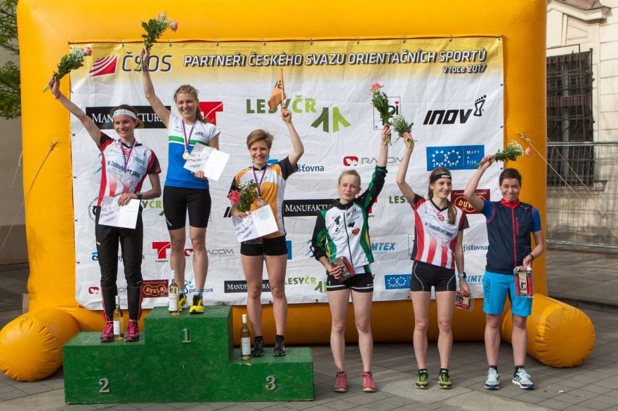 Vyhlášení výsledků na MČR ve Sprintu 2017. 1. místo Jana Knapová, 2. místo Adéla Indráková, 3. místo Tereza Janošíková, 4. místo Denisa Kosová, 5. místo Kateřina Chromá 6. místo Martina Tichovská, autor Petr Kadeřávek