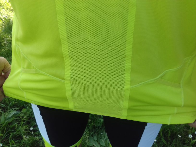 Praktické kapsy na zadní straně trička