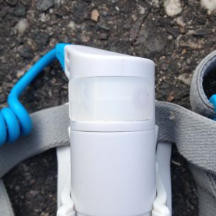 Zadní červené světlo a překrytý mikro USB vstup pro nabíjení