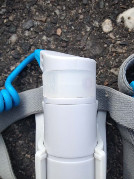 Zadní červené světlo a překrytý mikro USB vstup pro nabíjení