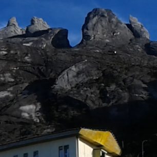 Pohled na vrchol Mount Kinabalu od chaty Laban Rata