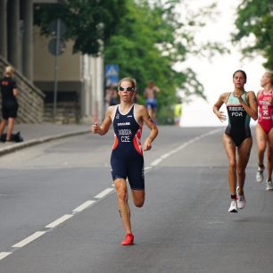 Závěrečný seběh na juniorském ME v triatlonu 2018