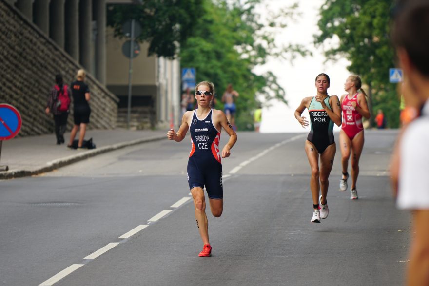 Závěrečný seběh na juniorském ME v triatlonu 2018