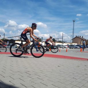 Momentka z cyklistické části triatlonového závodu EP juniorů v Táboře
