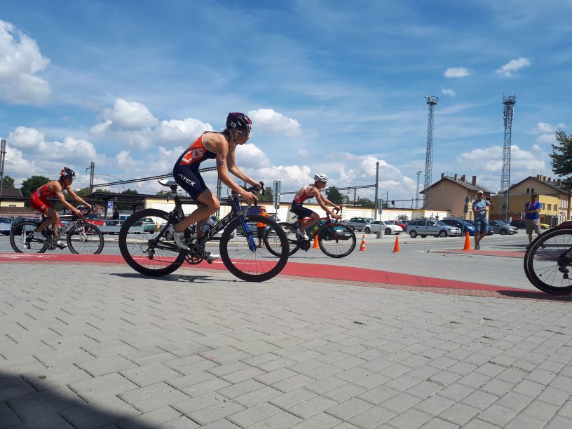 Momentka z cyklistické části triatlonového závodu EP juniorů v Táboře