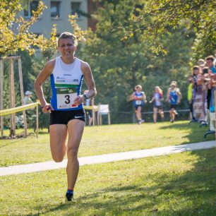 Jana Knapová dobíhá štafetě Lokomotivy Pardubice pro 2. místo