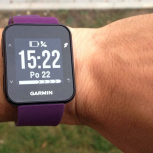 RECENZE: Běžecké hodinky GARMIN FORERUNNER 30 violet optic
