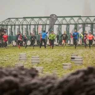 Start z dostihových startovacích boxů