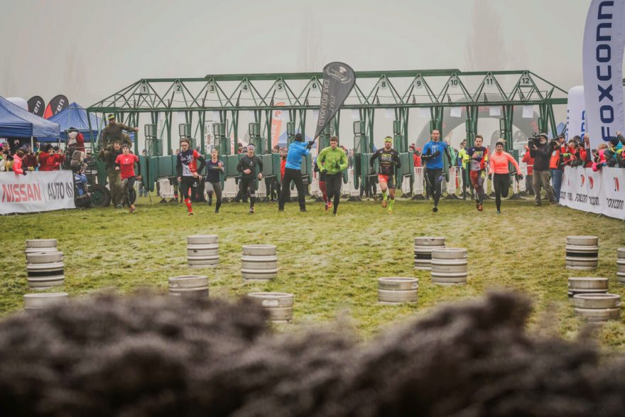 Start z dostihových startovacích boxů