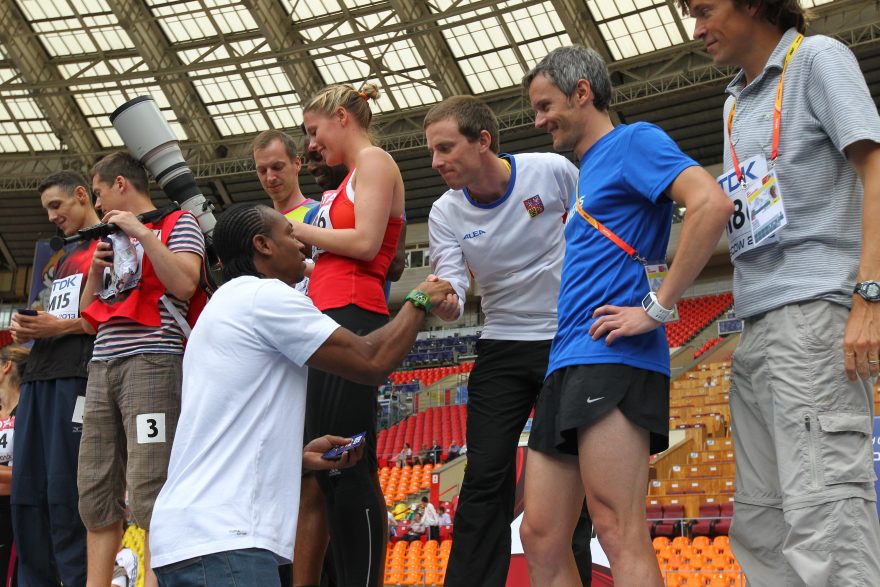 Pro zástupce médií (pracuju pro ČAS) se na velkých atletických akcích konají i závody pro novináře, pro mě na ideálních 800 m. Na MS v Moskvě 2013 se mi povedlo vyhrát, gratuluje mi Yohan Blake