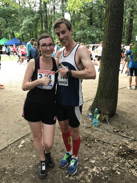 Jeden z mých největších úspěchů. Moje žena Petra není sportovec, ale svým příkladem (žádným přemlouváním!) jsem ji přitáhl i k absolvování závodu. Mých oblíbených 2 kol při zdi.