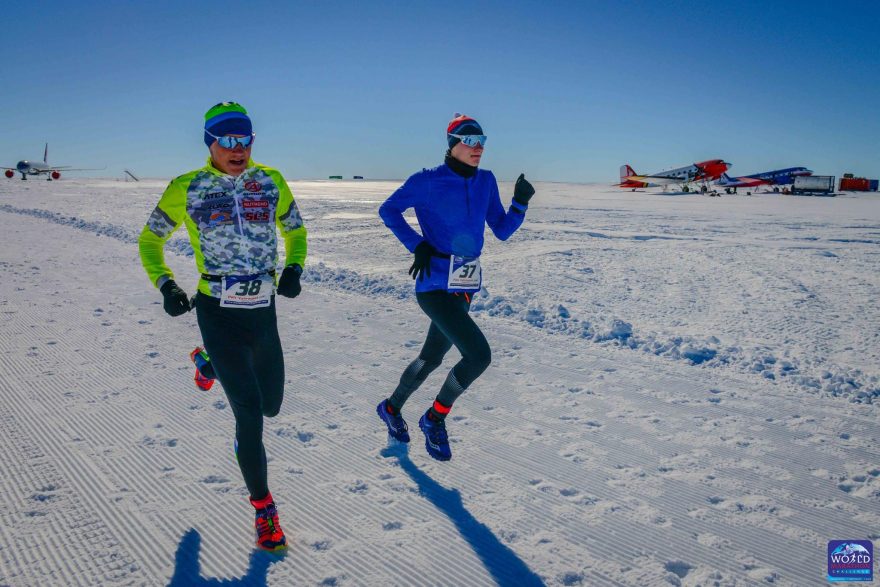 7 (půl)maratonů za 7 dnů: World Marathon Challenge letos s účastí Petra i Filipa Vabroušků