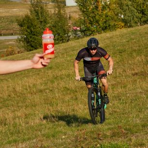 Enervit Isotonic Drink pro doplnění energie a elektrolytů.