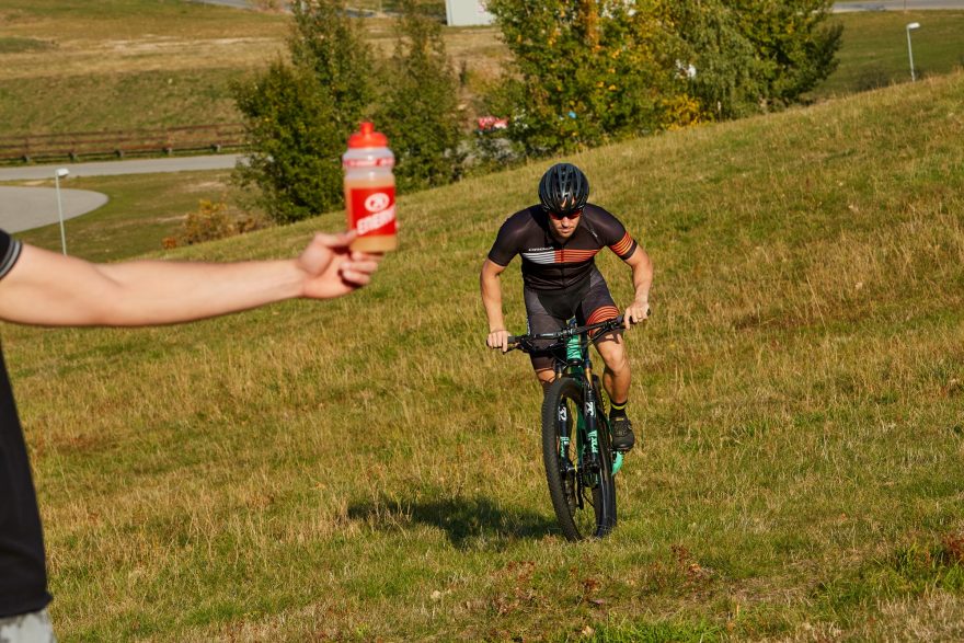 Enervit Isotonic Drink pro doplnění energie a elektrolytů.