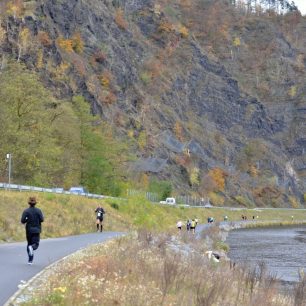 Pohled na krásné skály obklopující Vltavu