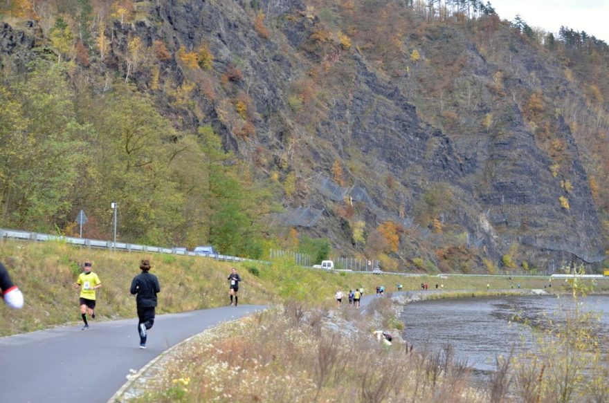 Pohled na krásné skály obklopující Vltavu