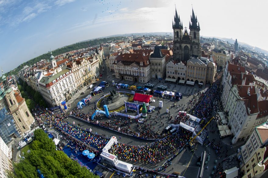Start Pražského maratonu na Staroměstském náměstí