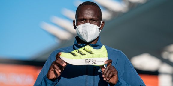 KIBIWOTT KANDIE PROLOMIL SVĚTOVÝ REKORD V PŮLMARATONU V BOTÁCH ADIZERO ADIOS PRO