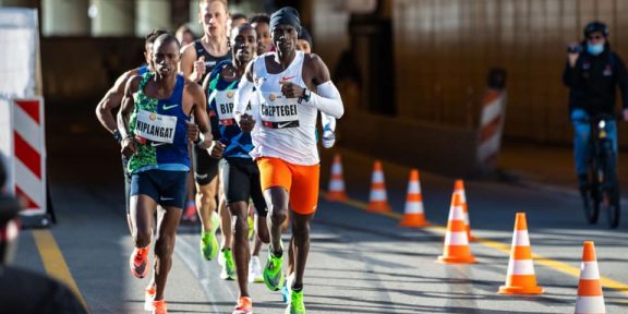 Joshua Cheptegei v Monaku opět první, na 5 km stále nenašel přemožitele